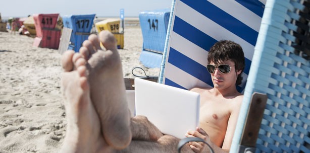 Erwerbstätigkeit im Urlaub kann zur Abmahnung führen