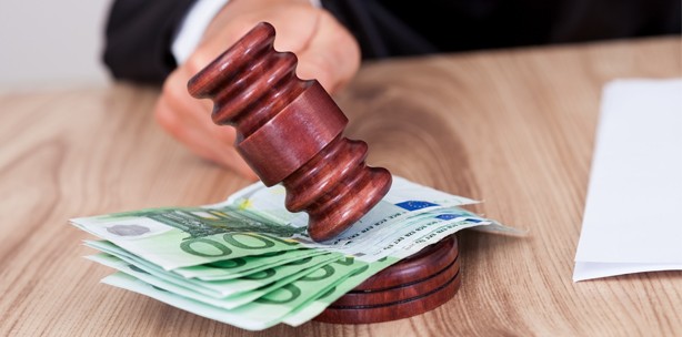 Urteil: Zahnarztwitwe erhält Rente nach tragischem Badewannenunfall