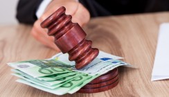 Urteil: Zahnarztwitwe erhält Rente nach tragischem Badewannenunfall