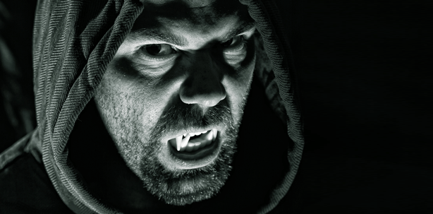 Vampir-Obsession: Mann schliff Frauen die Zähne ab