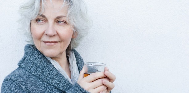 Im Alter schützt viel Trinken die Zähne