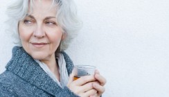 Im Alter schützt viel Trinken die Zähne