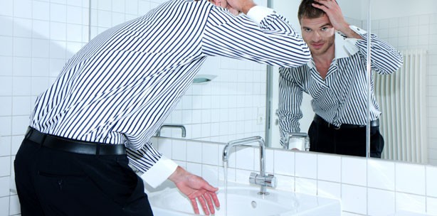 Schilder ermuntern Männer zum Händewaschen