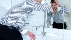 Schilder ermuntern Männer zum Händewaschen