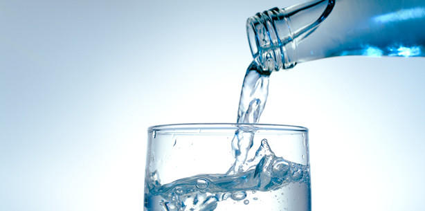 Stilles Mineralwasser Vittel mit Keimen belastet