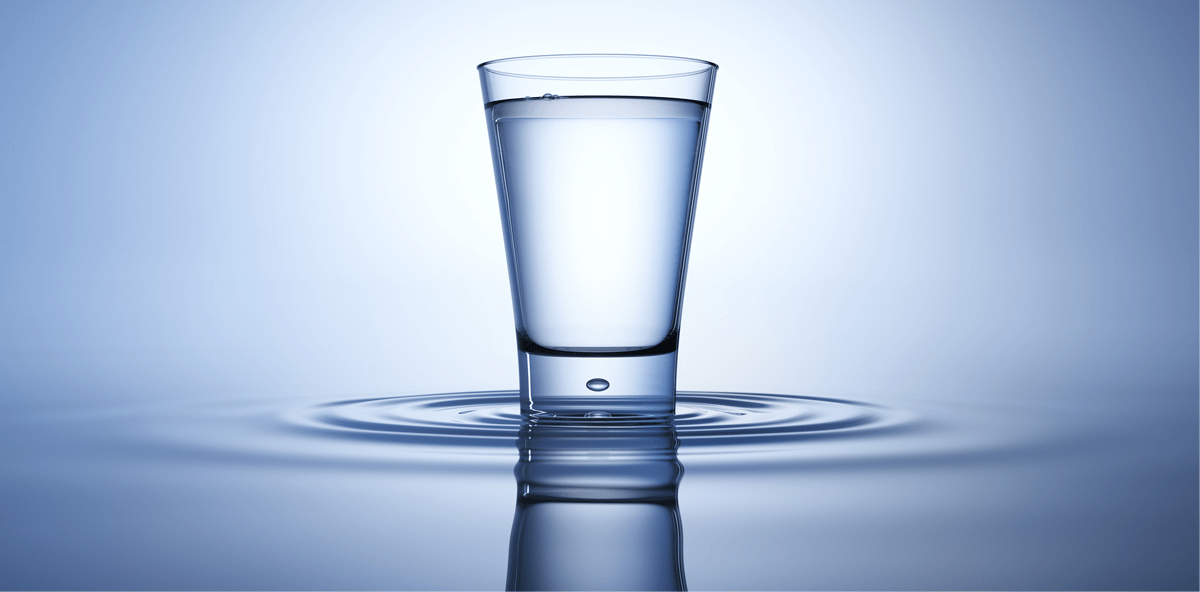 Ein Glas Wasser am Morgen vertreibt Kummer und schlechten Atem?