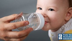 Wasser im Fläschchen kann Babys Zähnen schaden