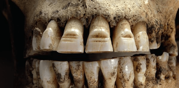 Verzierte Zähne als Machtsymbol