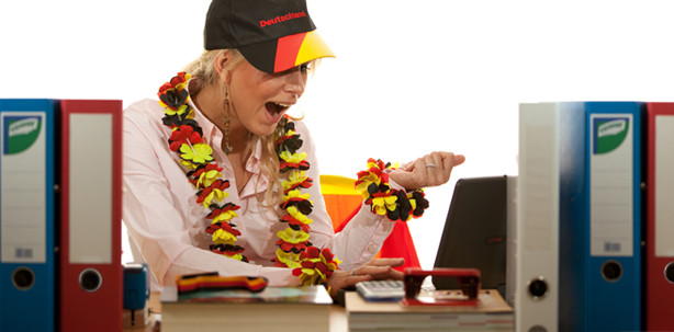 Arbeitsplatz zur WM nur mit Erlaubnis des Chefs dekorieren