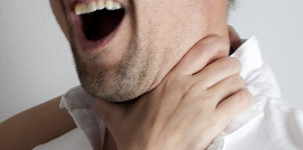 Zahnarzt im Würgegriff