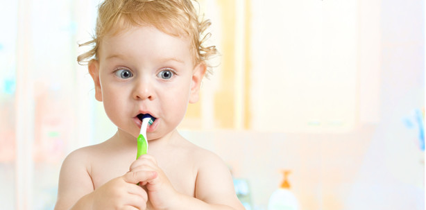Zähneputzen beim Baby: Am besten zwei Bürsten nehmen