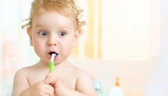 Zähneputzen beim Baby: Am besten zwei Bürsten nehmen