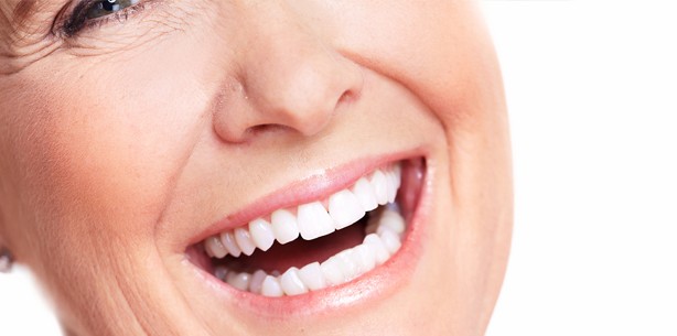 Gesunde Zähne mit 50plus? Diese drei Tipps helfen dabei