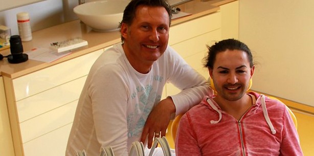 Neue Zähne für Dschungelkönig Menderes