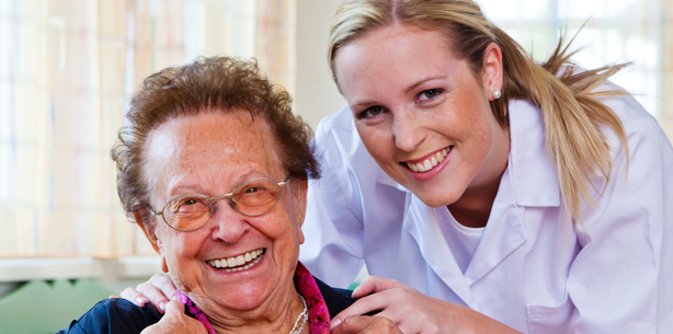 Zähneputzen bei Pflegebedürftigen: Am besten jeden Schritt erklären