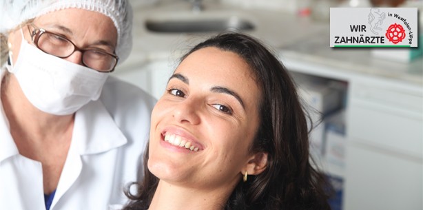 Dentalhygienikerin wird berufsbegleitend fortgebildet