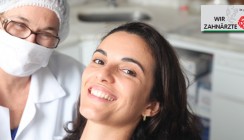 Dentalhygienikerin wird berufsbegleitend fortgebildet