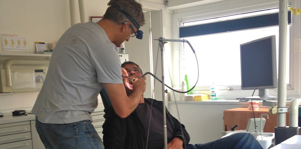 Not macht erfinderisch: Zahnarzt behandelt trotz Stromausfall