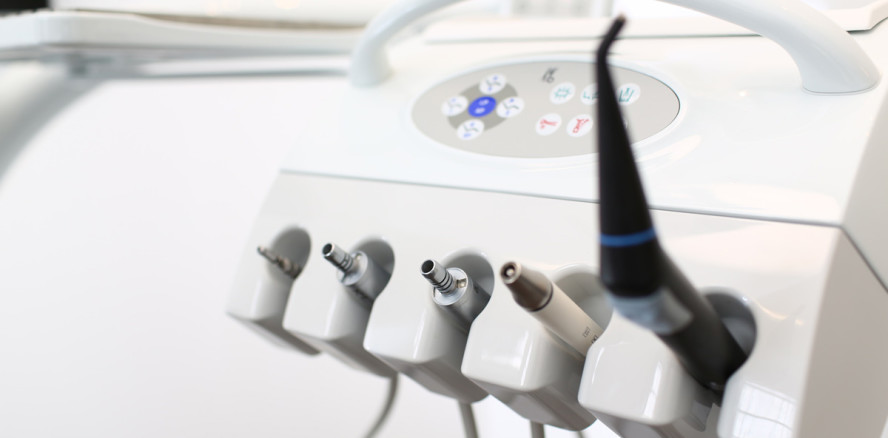 Überprüfung technischer Geräte in einer Zahnarztpraxis