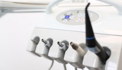 Überprüfung technischer Geräte in einer Zahnarztpraxis