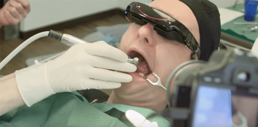 Ob das gut geht? Zahnarzt implantiert bei sich selbst