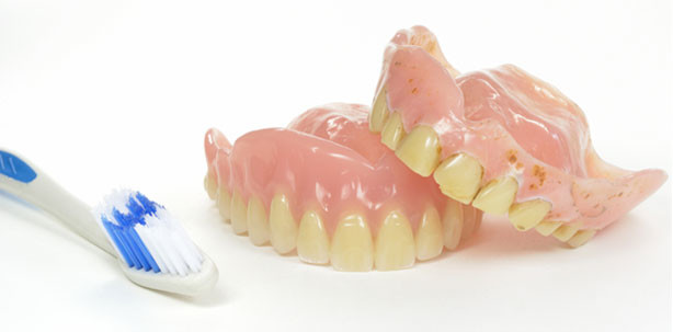 Zahnprothese kann durch Zahnbeläge an Halt verlieren