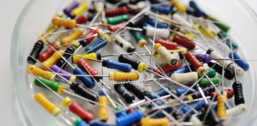 Wurzelbehandlung endet mit Zahnfeile im Magen