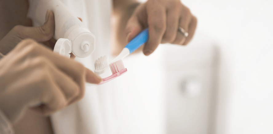 Aufhellende Zahnpasta kann freiliegende Zahnhälse schädigen