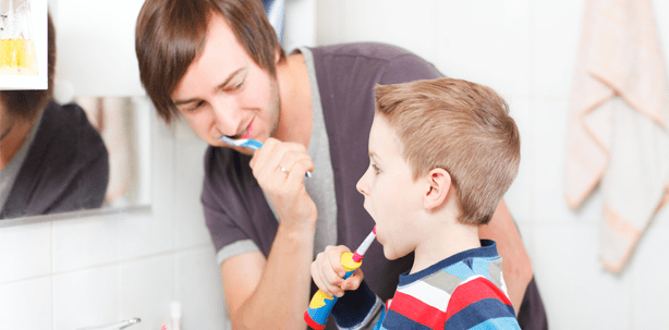 Eltern achten gewissenhaft auf Zahnpflege ihrer Kinder