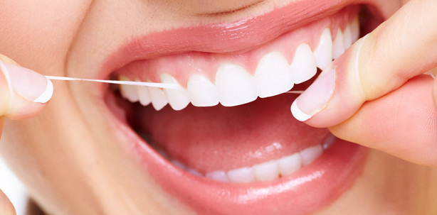 Enge Zahnzwischenräume täglich mit Zahnseide säubern