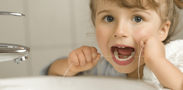 Gewachste Zahnseide für Kinder besser geeignet
