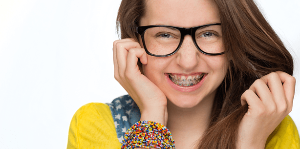 Glücklich über Zahnspangen-Behandlung