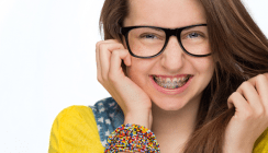 Glücklich über Zahnspangen-Behandlung