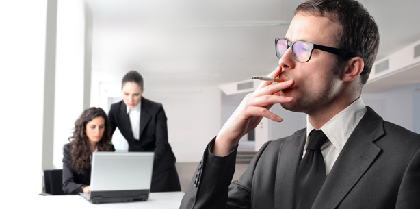 In der Raucherpause Arm gebrochen - kein Arbeitsunfall