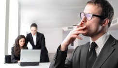 In der Raucherpause Arm gebrochen - kein Arbeitsunfall