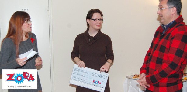 ZoRA: Scheckübergabe an Katja-Ebstein-Stiftung