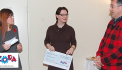 ZoRA: Scheckübergabe an Katja-Ebstein-Stiftung