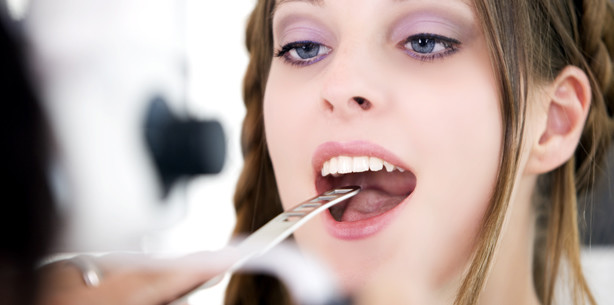 Graue Zungenfarbe kann auf Eisenmangel hindeuten