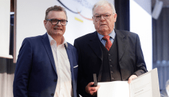 BZÄK würdigt Ehrenpräsident Lutz Müller mit Goldener Ehrennadel