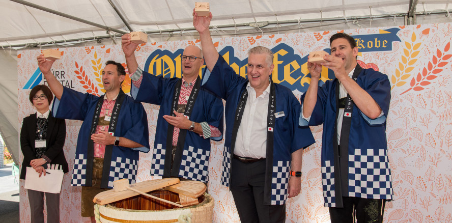 Dürr Dental feiert „50 Jahre Japan“ mit einem Oktoberfest in Kobe