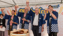 Dürr Dental feiert „50 Jahre Japan“ mit einem Oktoberfest in Kobe