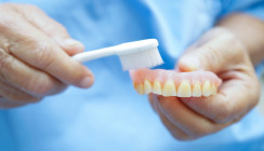 Professionelle Prothesenreinigung: Unterschätztes Must-do in der Prophylaxe (Teil 1)