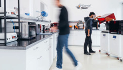 Dental Direkt: Produktions&shy;erweiterung, neuer Look u.v.m.