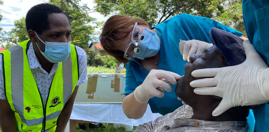 Henry Schein unterstützt mit Geldspende Zahnarztprojekt in Kenia