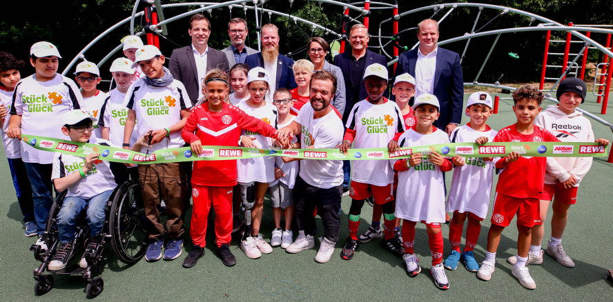 Initiative „Stück zum Glück“ eröffnet inklusiven Spielplatz neben dem Stadion des 1. FSV Mainz 05