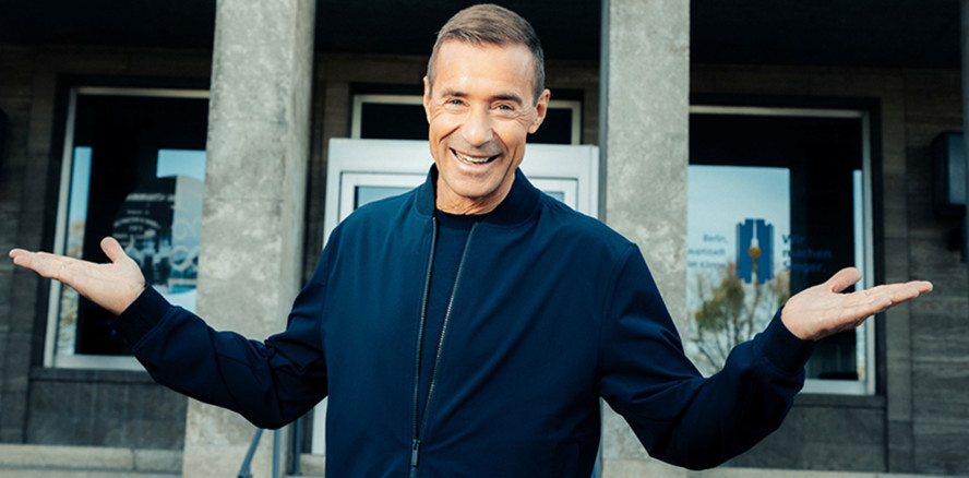 Kai Pflaume besucht als Qualitäts-Markenbotschafter P&G-Standorte