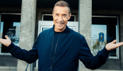 Kai Pflaume besucht als Qualitäts-Markenbotschafter P&G-Standorte