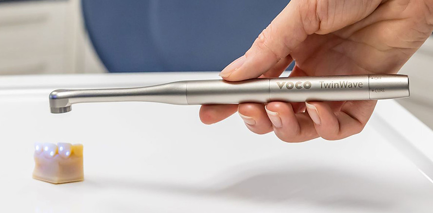 Composite härten und Fluoreszenz on demand mit der TwinWave von VOCO