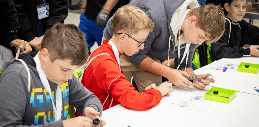 Karrieretage bei W&H Form: 3 Tage, 4 Schulen, 150 Schüler:innen