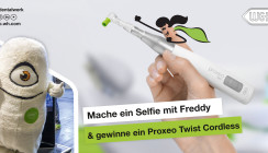 Selfie-Time am Messestand von W&H – Freddy & tolle Preise warten